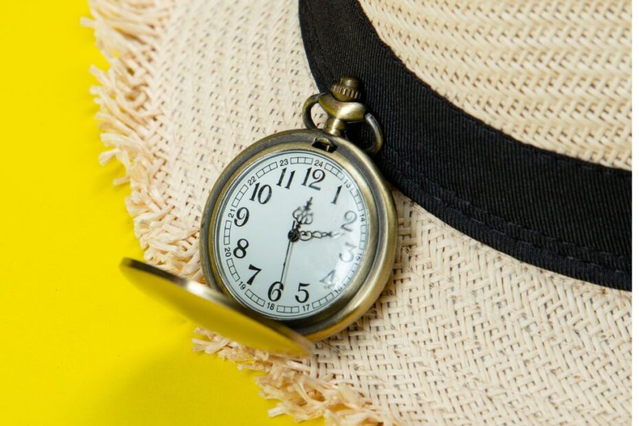 cappello e orologio per indicare un abbigliamento fuori tempo
